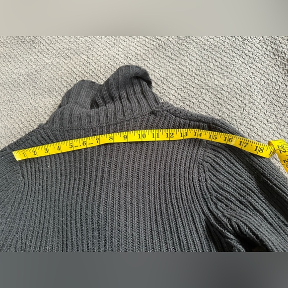 Beautiful grey double breasted warm cable knit wool blend sweater. - Picture 10 of 13